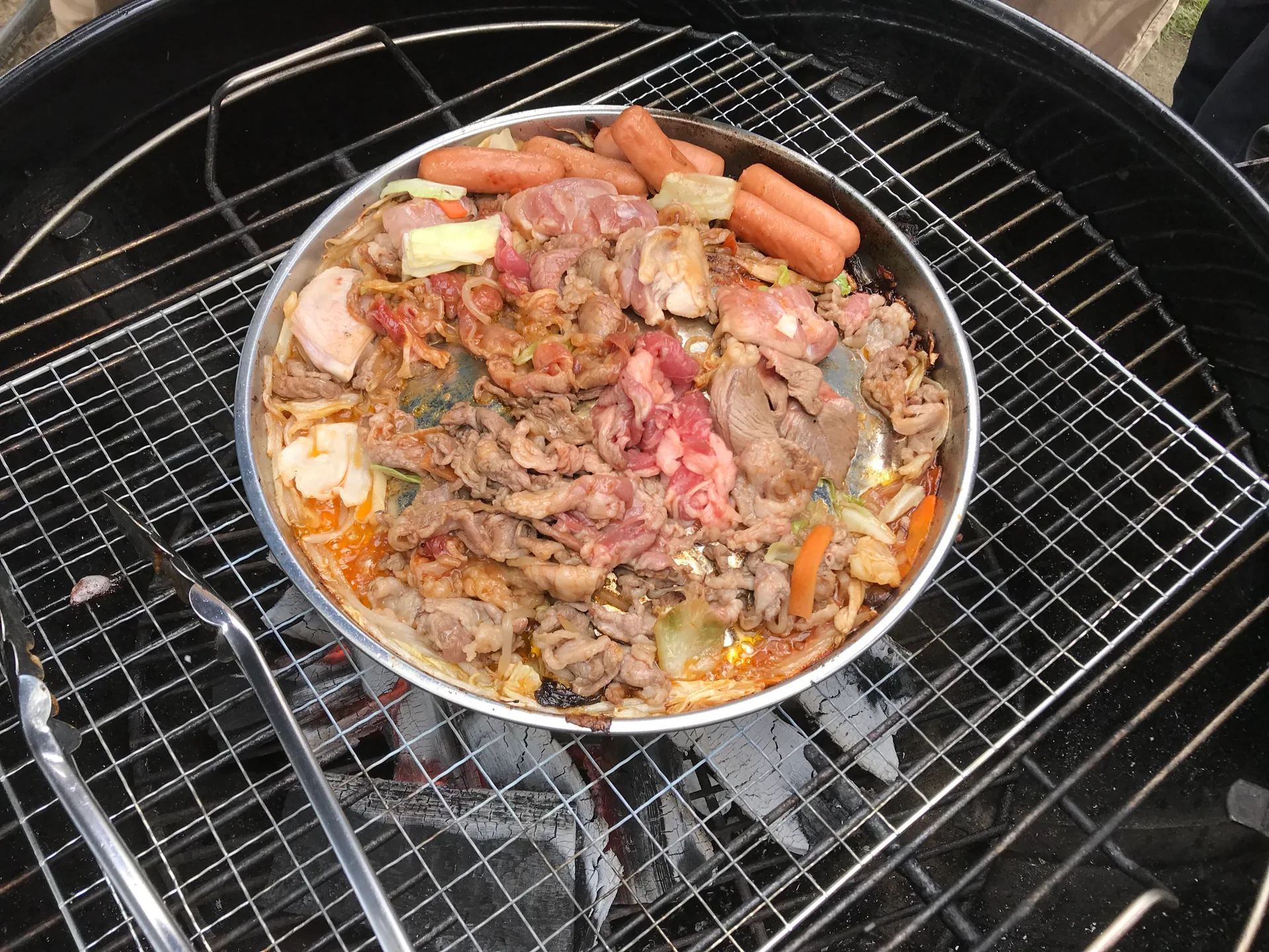 グリル上の鍋で焼く肉と野菜