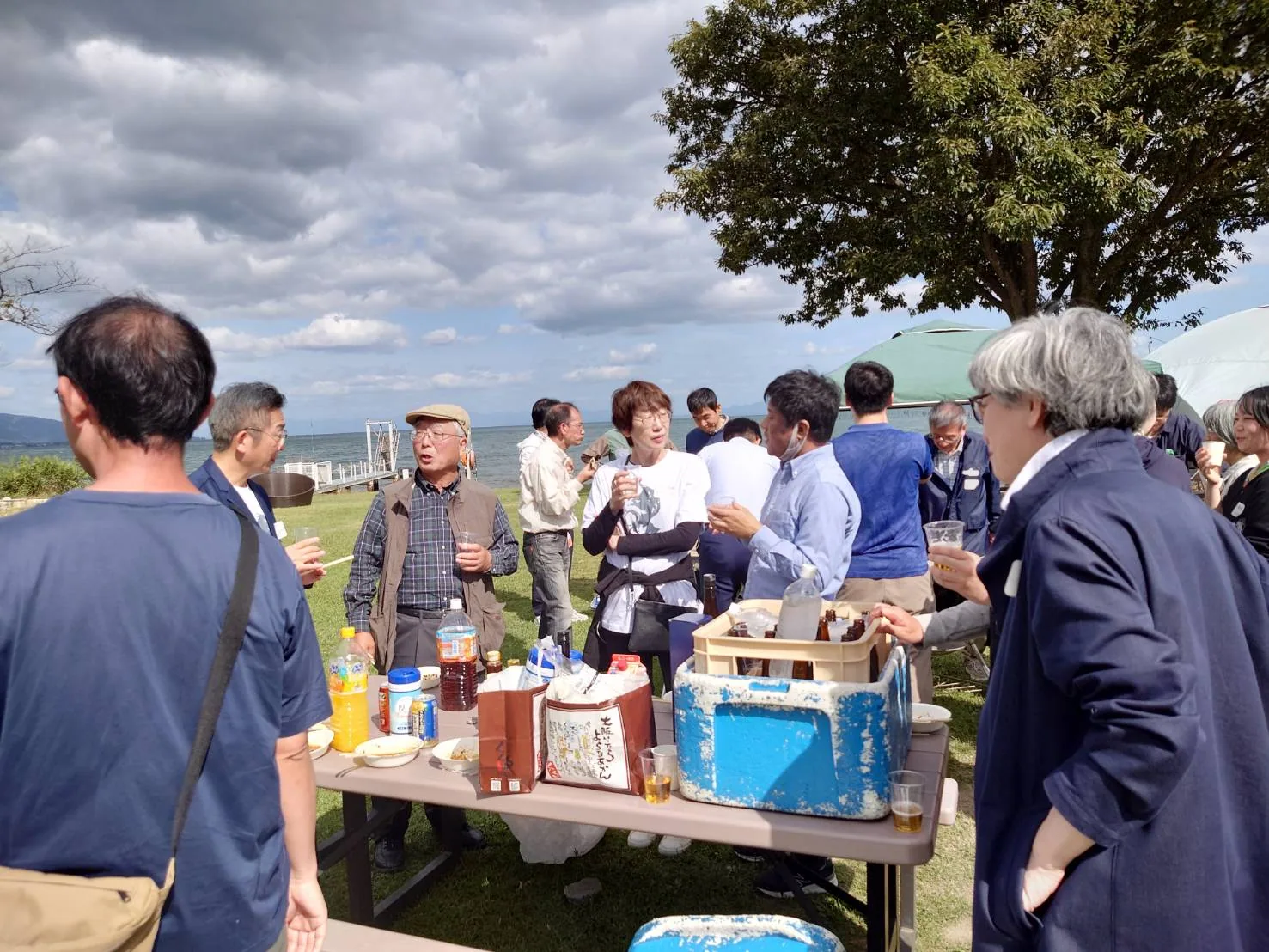 食卓の周りで自然に会話する参加者