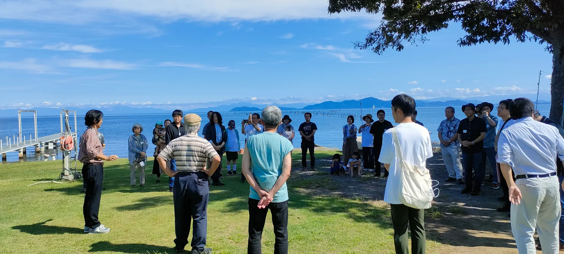 湖の前に広がる参加者の輪