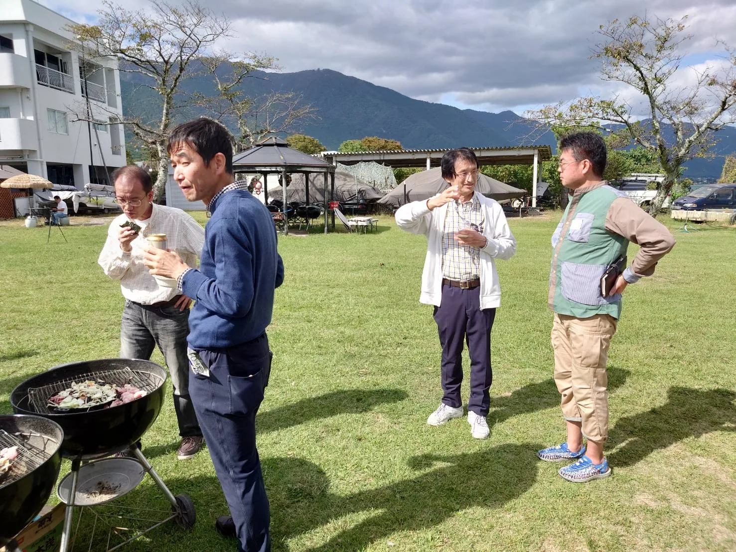 芝生で焼きながら食べながら過ごす参加者