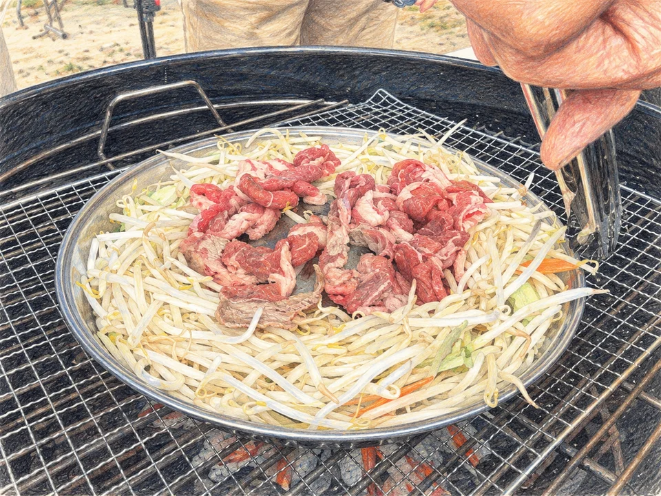鍋に肉と野菜をのせる調理中の手元を描いた色鉛筆画